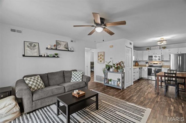 621 S Kirkwood Road 202, Kirkwood, MO 63122