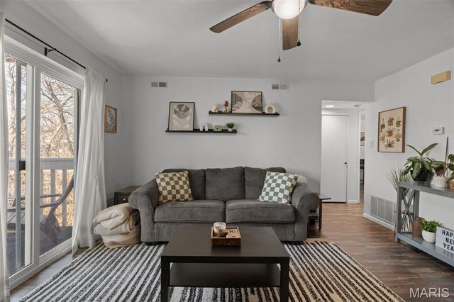 621 S Kirkwood Road 202, Kirkwood, MO 63122