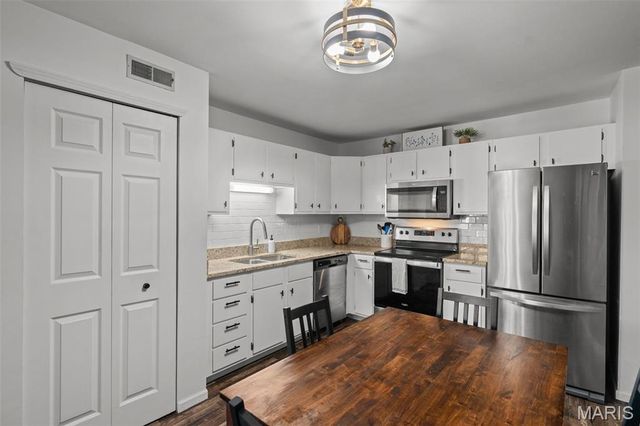 621 S Kirkwood Road 202, Kirkwood, MO 63122