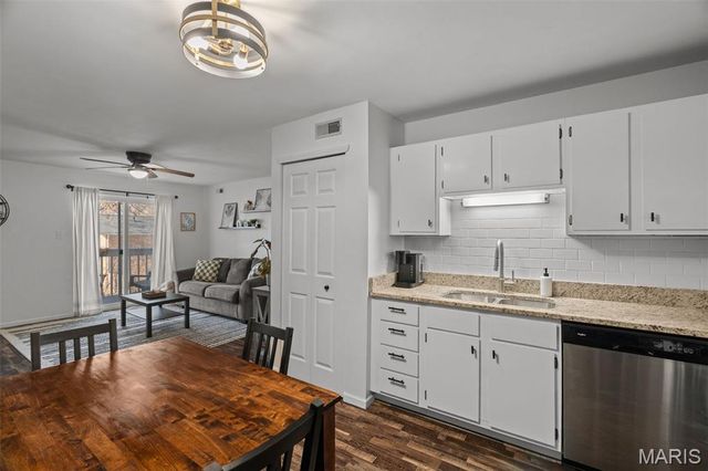 621 S Kirkwood Road 202, Kirkwood, MO 63122