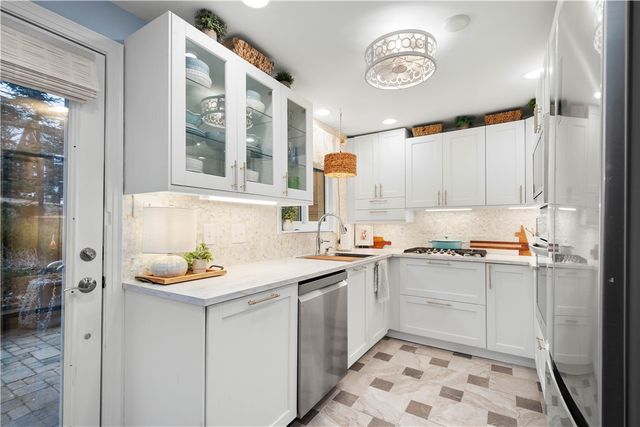 112 Locust Lane, Upper St Clair, PA 15241