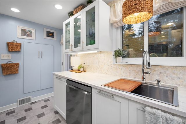 112 Locust Lane, Upper St Clair, PA 15241