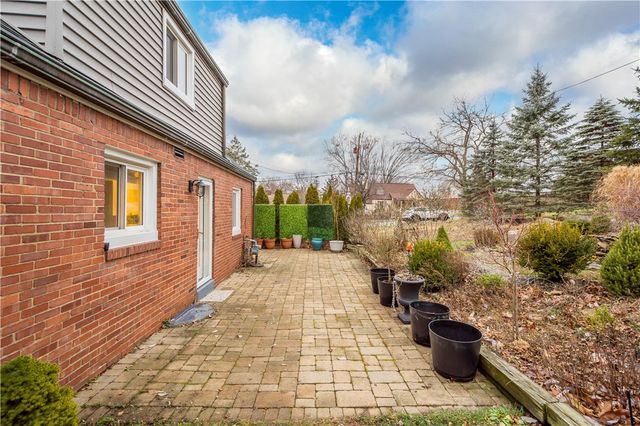 112 Locust Lane, Upper St Clair, PA 15241