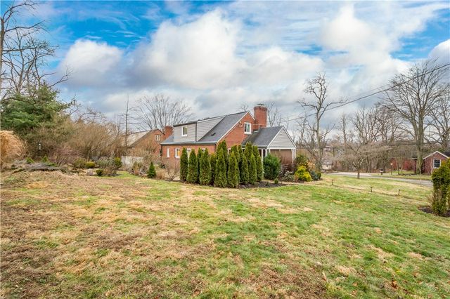 112 Locust Lane, Upper St Clair, PA 15241