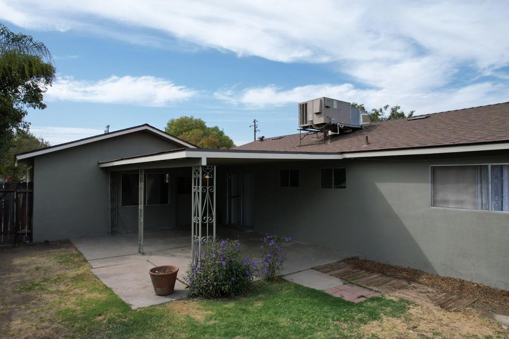 Image 33 of property listing at 2860 A Street, Selma, CA 93662