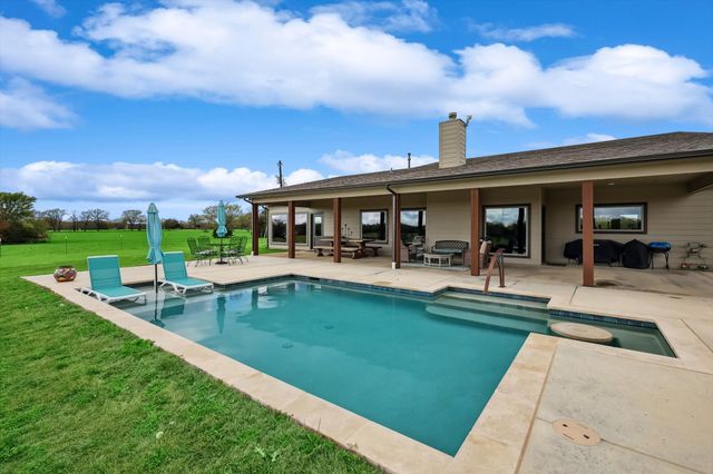 812 Mckenzie Road, Tioga, TX 76271