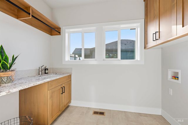 542 Mountain Loop Rd, Middleton, ID 83644