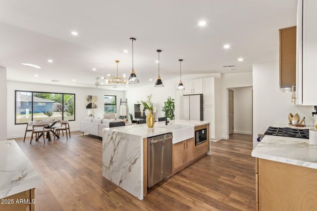 5712 N 11TH Place, Phoenix, AZ 85014