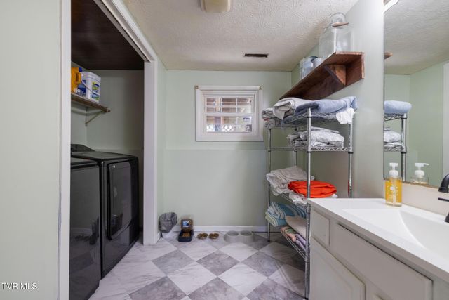 524 Mountain View Drive, Piney Flats, TN 37686