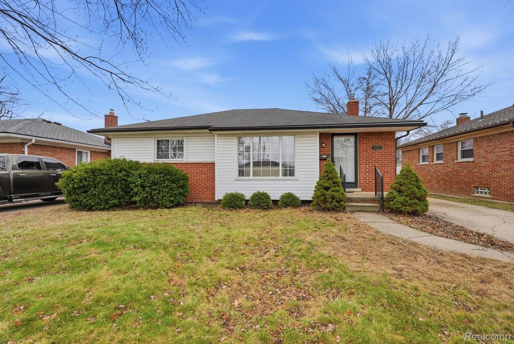 20816 Yale Street, St. Clair Shores, MI 48081