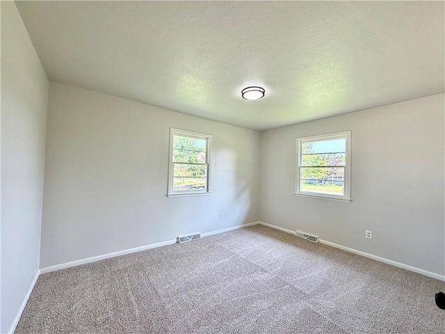 502 JENNIFER Lane, Garden City, MO 64747