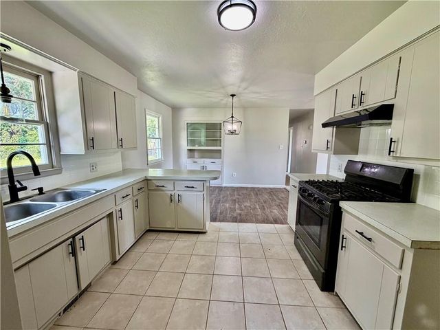 502 JENNIFER Lane, Garden City, MO 64747