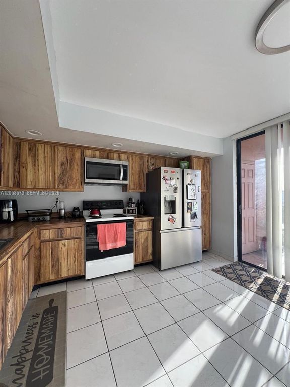 8615 NW 8th St 414, Miami, FL 33126