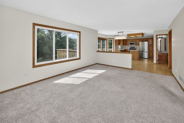 8106 Wilden Drive, Urbandale, IA 50322