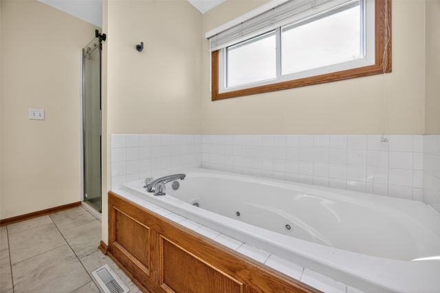8106 Wilden Drive, Urbandale, IA 50322