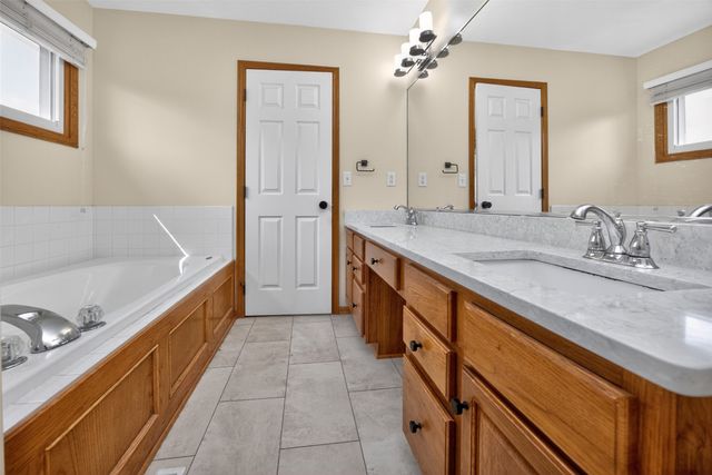8106 Wilden Drive, Urbandale, IA 50322