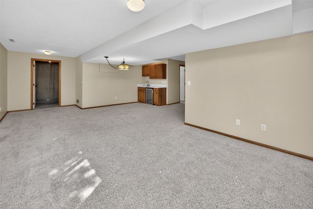 8106 Wilden Drive, Urbandale, IA 50322