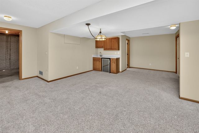 8106 Wilden Drive, Urbandale, IA 50322
