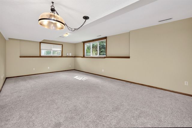 8106 Wilden Drive, Urbandale, IA 50322