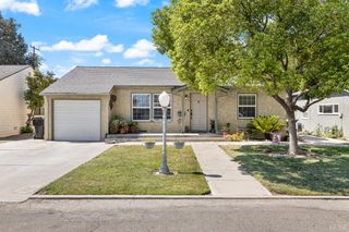 225 W Colonial Drive, Hanford, CA 93230