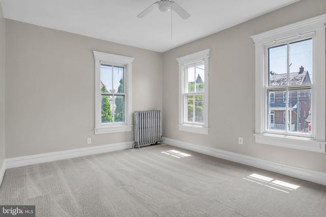 37 W MAIN ST, Mountville, PA 17554