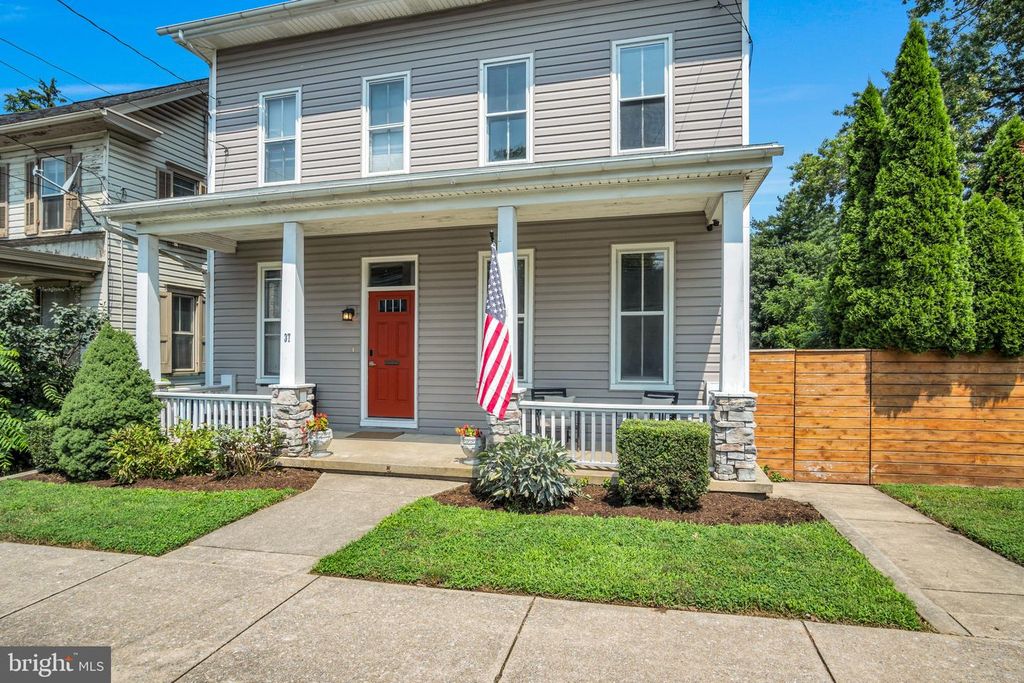 37 W MAIN ST, Mountville, PA 17554