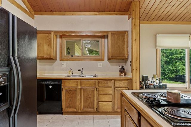 1215 Oakwood Road, Ortonville, MI 48462