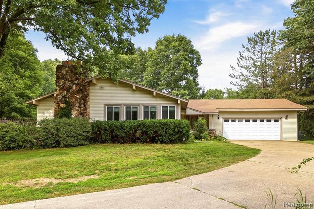 1215 Oakwood Road, Ortonville, MI 48462