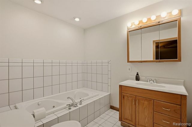1215 Oakwood Road, Ortonville, MI 48462