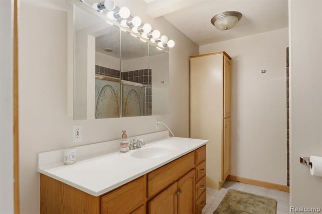 1215 Oakwood Road, Ortonville, MI 48462