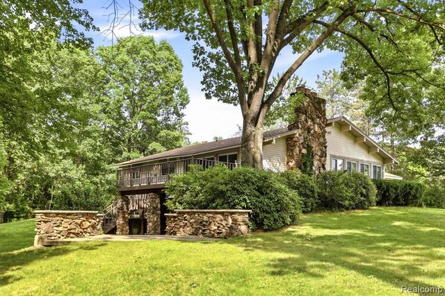 1215 Oakwood Road, Ortonville, MI 48462