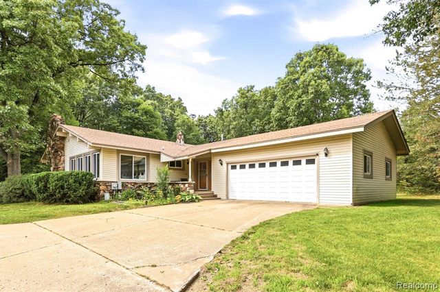1215 Oakwood Road, Ortonville, MI 48462