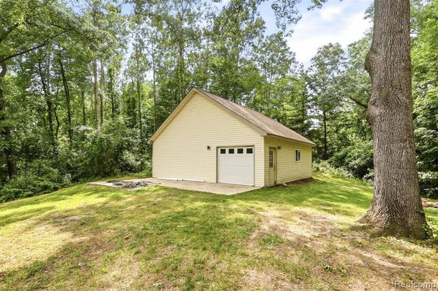 1215 Oakwood Road, Ortonville, MI 48462