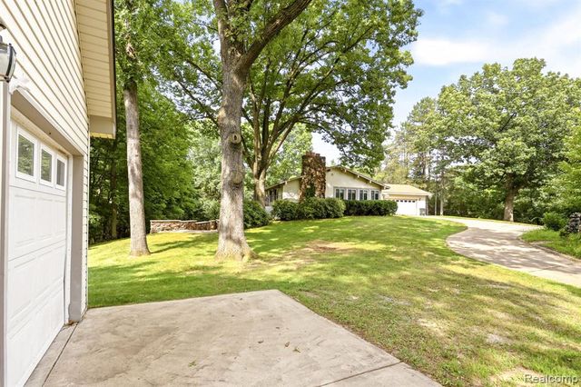 1215 Oakwood Road, Ortonville, MI 48462