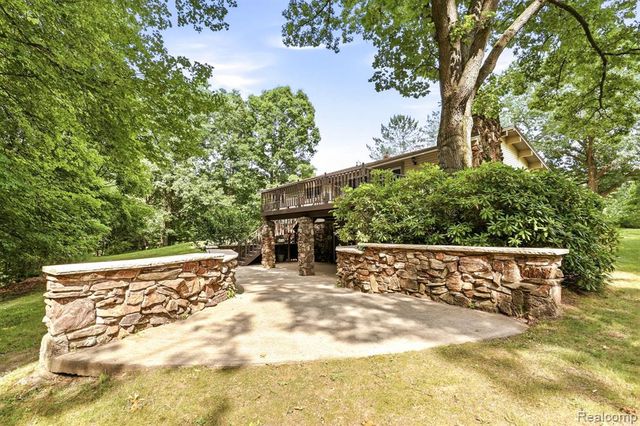 1215 Oakwood Road, Ortonville, MI 48462