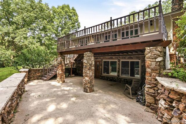 1215 Oakwood Road, Ortonville, MI 48462