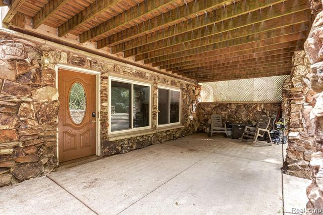 1215 Oakwood Road, Ortonville, MI 48462