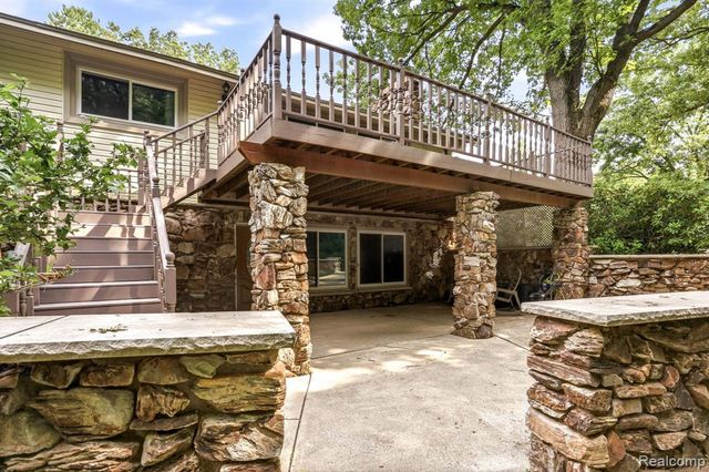 1215 Oakwood Road, Ortonville, MI 48462