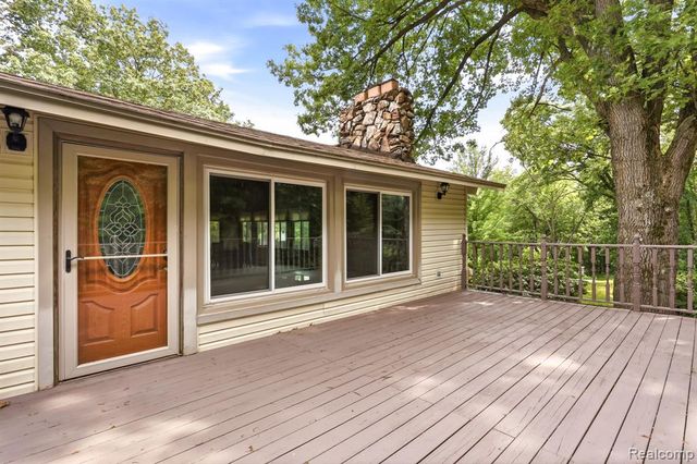 1215 Oakwood Road, Ortonville, MI 48462