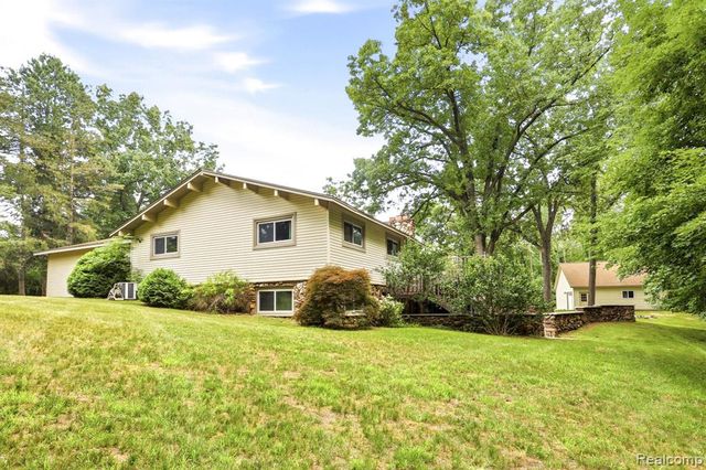 1215 Oakwood Road, Ortonville, MI 48462