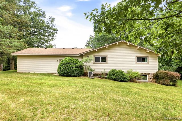 1215 Oakwood Road, Ortonville, MI 48462