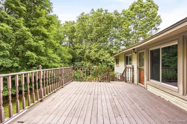 1215 Oakwood Road, Ortonville, MI 48462