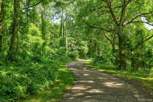 1215 Oakwood Road, Ortonville, MI 48462