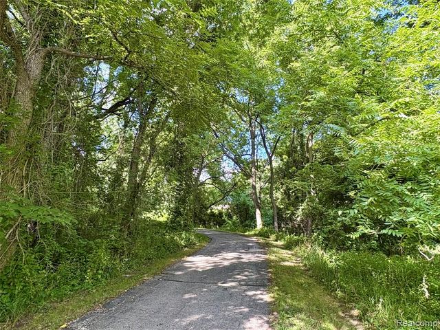 1215 Oakwood Road, Ortonville, MI 48462