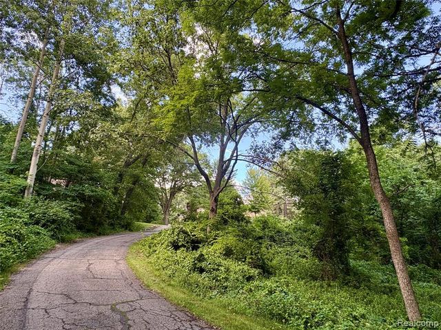 1215 Oakwood Road, Ortonville, MI 48462