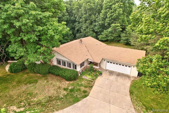 1215 Oakwood Road, Ortonville, MI 48462