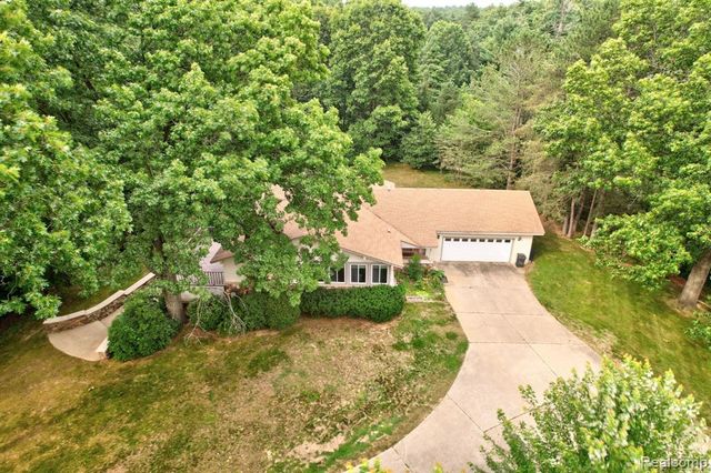 1215 Oakwood Road, Ortonville, MI 48462