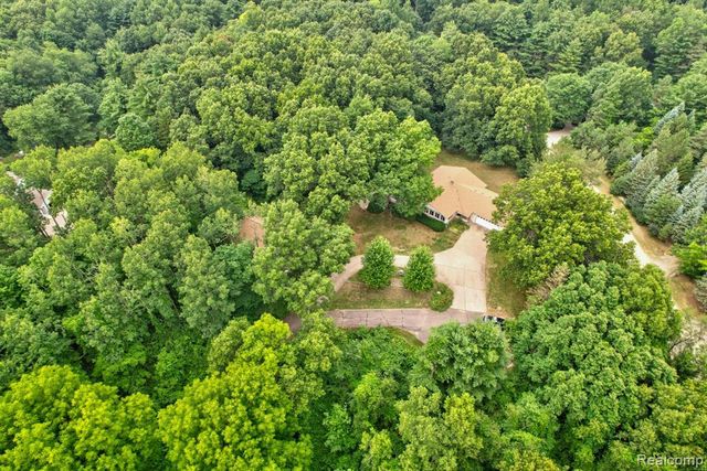 1215 Oakwood Road, Ortonville, MI 48462