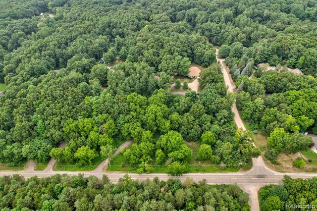 1215 Oakwood Road, Ortonville, MI 48462