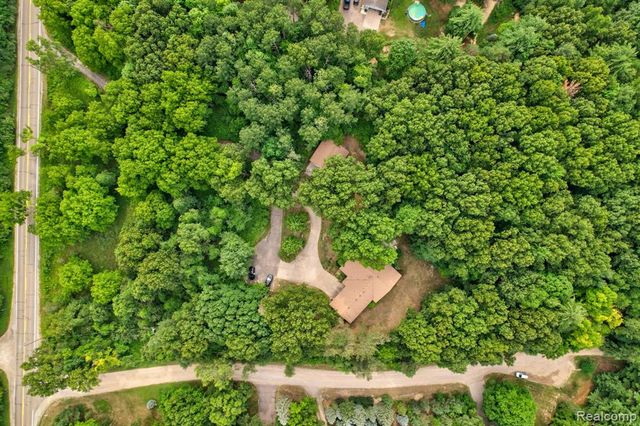 1215 Oakwood Road, Ortonville, MI 48462